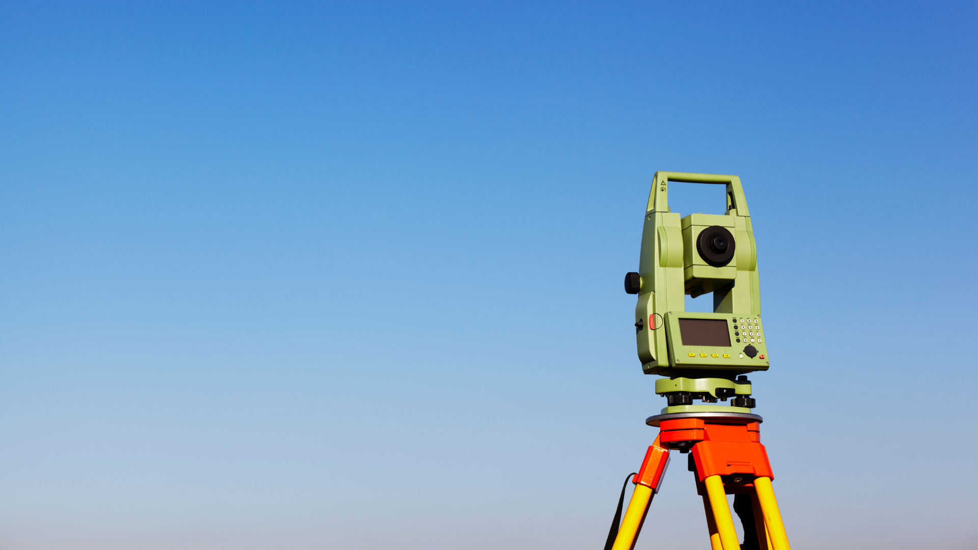 Inginer E CARTOP pe teren – măsurători pentru cadastru Constanța